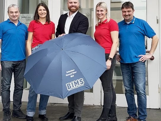 MdL Konraf Baur „Mitte) hält seinen Schirm schützend über die BIMS 2026. Dafür dankt ihm das Organisationsteam mit Konrektor Stefan Thanner (von links), Katharina Dachauer, Johanna Zwingler und Rektor Wolfgang Hutzler  